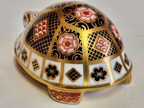 VINTAGE ROYAL CROWN DERBY BONE CHINA MOTHER TORTOISE OF THE YORKSHIRE ROSE TORTOISE FAMILY