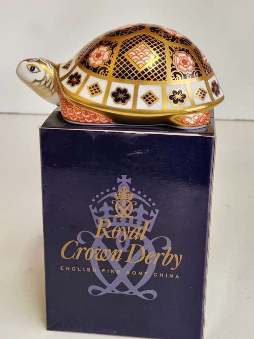 VINTAGE ROYAL CROWN DERBY BONE CHINA MOTHER TORTOISE OF THE YORKSHIRE ROSE TORTOISE FAMILY