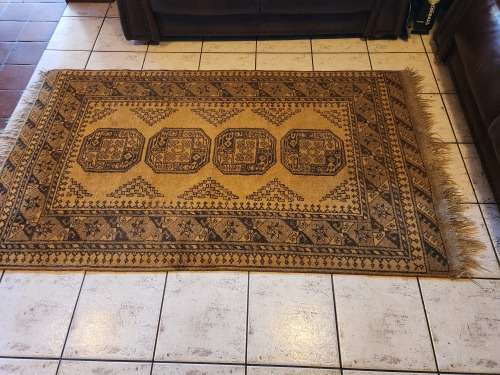 VINTAGE PURE WOOL, HAND WOVEN PERSIAN CARPET, MEASURING 1.92 X 1.08 METRE