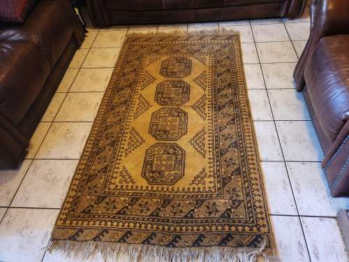 VINTAGE PURE WOOL, HAND WOVEN PERSIAN CARPET, MEASURING 1.92 X 1.08 METRE