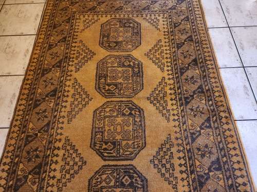 VINTAGE PURE WOOL, HAND WOVEN PERSIAN CARPET, MEASURING 1.92 X 1.08 METRE