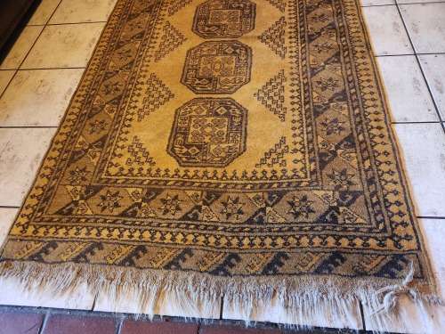 VINTAGE PURE WOOL, HAND WOVEN PERSIAN CARPET, MEASURING 1.92 X 1.08 METRE