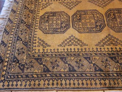 VINTAGE PURE WOOL, HAND WOVEN PERSIAN CARPET, MEASURING 1.92 X 1.08 METRE