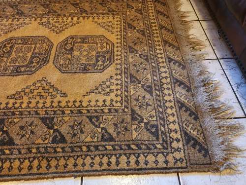 VINTAGE PURE WOOL, HAND WOVEN PERSIAN CARPET, MEASURING 1.92 X 1.08 METRE