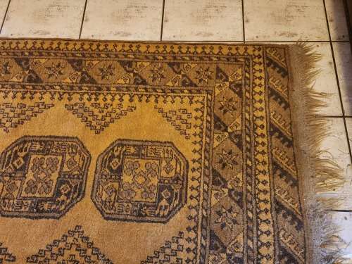 VINTAGE PURE WOOL, HAND WOVEN PERSIAN CARPET, MEASURING 1.92 X 1.08 METRE