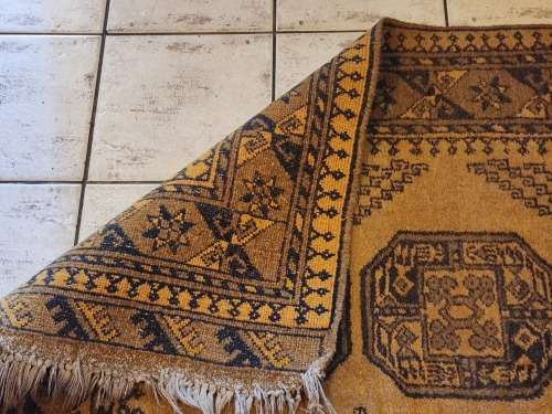 VINTAGE PURE WOOL, HAND WOVEN PERSIAN CARPET, MEASURING 1.92 X 1.08 METRE