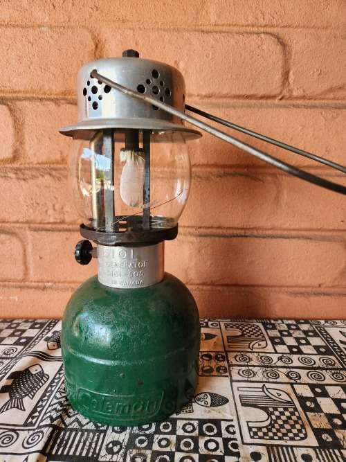 VINTAGE COLEMAN MODEL 5101 LANTERN, WITH ORIGINAL BUT CRACKED GLASS