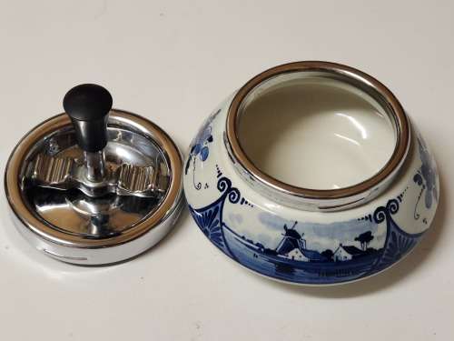 AWESOME RARE VINTAGE V K DELFTS HOLLAND REVOLVING ASHTRAY