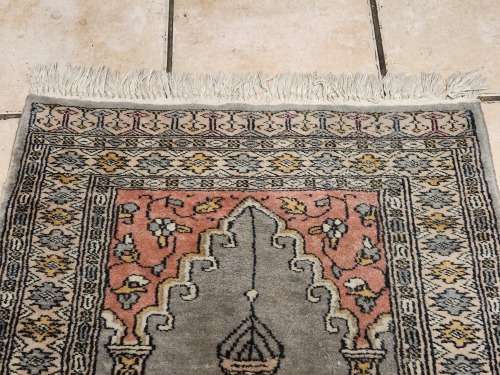 VINTAGE PURE WOOL, HAND WOVEN PERSIAN CARPET, MEASURING 1.08 METRE X 67 CM