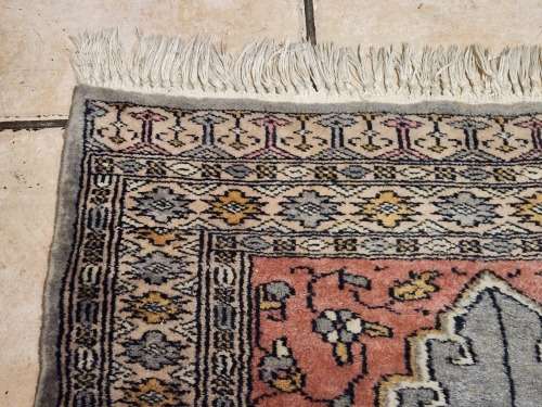 VINTAGE PURE WOOL, HAND WOVEN PERSIAN CARPET, MEASURING 1.08 METRE X 67 CM