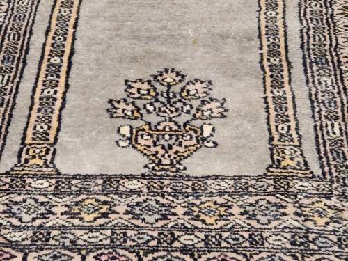 VINTAGE PURE WOOL, HAND WOVEN PERSIAN CARPET, MEASURING 1.08 METRE X 67 CM