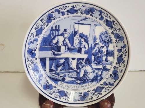 RARE VINTAGE 1838 DE KRUIK DELFTWARE HOLLAND `DE HOUTDRAAIER` DISPLAY/HANGING PLATE