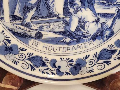 RARE VINTAGE 1838 DE KRUIK DELFTWARE HOLLAND `DE HOUTDRAAIER` DISPLAY/HANGING PLATE