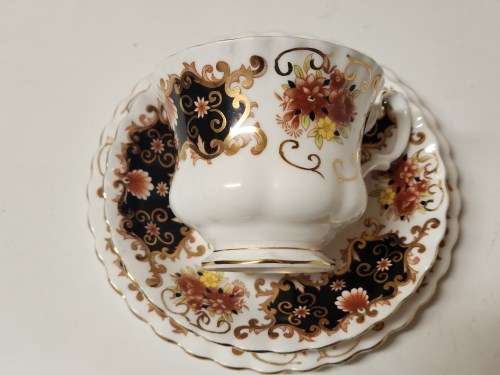 STRIKING VINTAGE ROYAL ALBERT HERITAGE BONE CHINA TEA TRIO (2 OF 3)