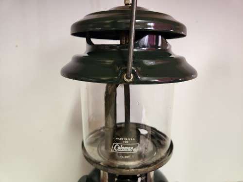 VINTAGE COLEMAN MODEL 214A700 KEROSENE LANTERN, ORIGINAL GLASS AND CARRYING CASE AND STAND