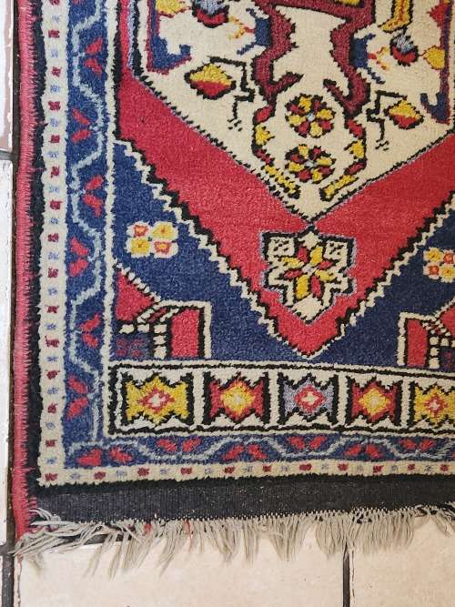 VINTAGE PURE WOOL, HAND WOVEN SMALL PERSIAN CARPET, MEASURING 1.14 METRE  X 54 CM
