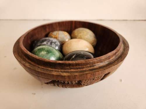 6 HIGHLY POLISHED LARGE SEMI-PRECIOUS GEMSTONE EGGS IN A CARVED WOODEN BOWL