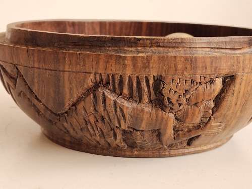 6 HIGHLY POLISHED LARGE SEMI-PRECIOUS GEMSTONE EGGS IN A CARVED WOODEN BOWL