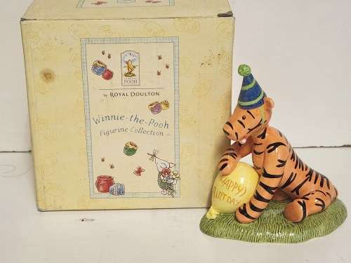 ROYAL DOULTON WINNIE THE POOH BIRTHDAY COLLECTION TIGGER`S BIRTHDAY SURPRISE BONE CHINA FIGURINE