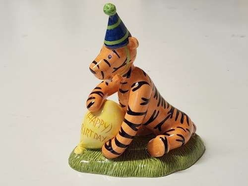 ROYAL DOULTON WINNIE THE POOH BIRTHDAY COLLECTION TIGGER`S BIRTHDAY SURPRISE BONE CHINA FIGURINE