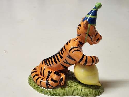 ROYAL DOULTON WINNIE THE POOH BIRTHDAY COLLECTION TIGGER`S BIRTHDAY SURPRISE BONE CHINA FIGURINE