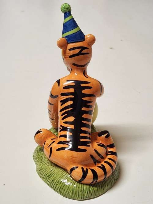 ROYAL DOULTON WINNIE THE POOH BIRTHDAY COLLECTION TIGGER`S BIRTHDAY SURPRISE BONE CHINA FIGURINE