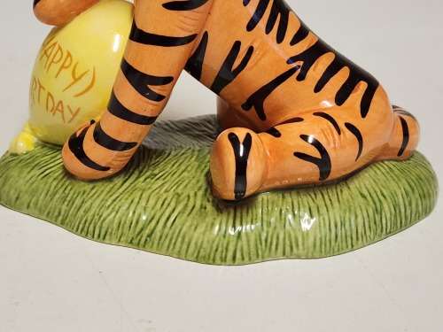 ROYAL DOULTON WINNIE THE POOH BIRTHDAY COLLECTION TIGGER`S BIRTHDAY SURPRISE BONE CHINA FIGURINE