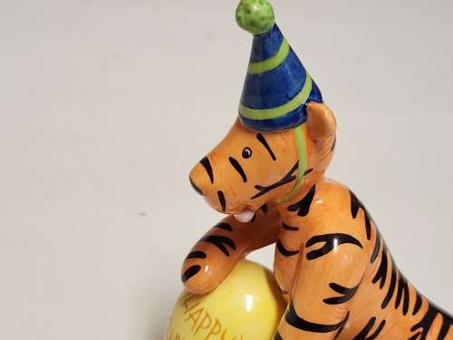 ROYAL DOULTON WINNIE THE POOH BIRTHDAY COLLECTION TIGGER`S BIRTHDAY SURPRISE BONE CHINA FIGURINE