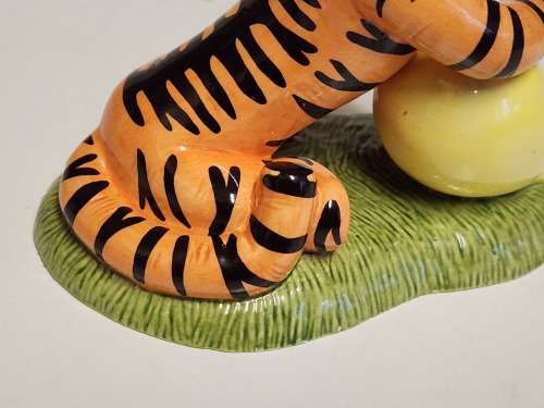 ROYAL DOULTON WINNIE THE POOH BIRTHDAY COLLECTION TIGGER`S BIRTHDAY SURPRISE BONE CHINA FIGURINE