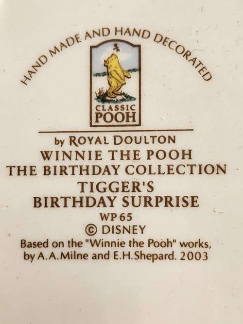 ROYAL DOULTON WINNIE THE POOH BIRTHDAY COLLECTION TIGGER`S BIRTHDAY SURPRISE BONE CHINA FIGURINE