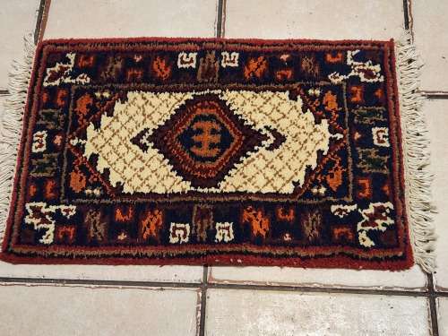 STUNNING PURE WOOL, HAND WOVEN SMALL PERSIAN CARPET, MEASURING 68 X 40 CM