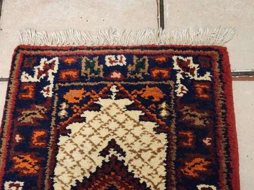 STUNNING PURE WOOL, HAND WOVEN SMALL PERSIAN CARPET, MEASURING 68 X 40 CM