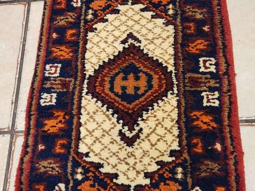STUNNING PURE WOOL, HAND WOVEN SMALL PERSIAN CARPET, MEASURING 68 X 40 CM