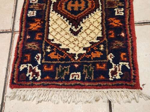 STUNNING PURE WOOL, HAND WOVEN SMALL PERSIAN CARPET, MEASURING 68 X 40 CM