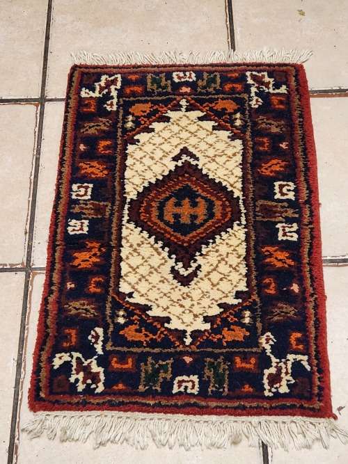 STUNNING PURE WOOL, HAND WOVEN SMALL PERSIAN CARPET, MEASURING 68 X 40 CM