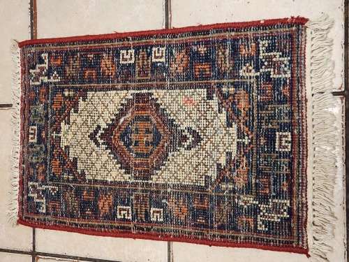STUNNING PURE WOOL, HAND WOVEN SMALL PERSIAN CARPET, MEASURING 68 X 40 CM