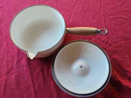 VINTAGE LE CREUSET MADE IN FRANCE ENAMELED CAST IRON LIDDED PAN HANDLED POT MARKED 20