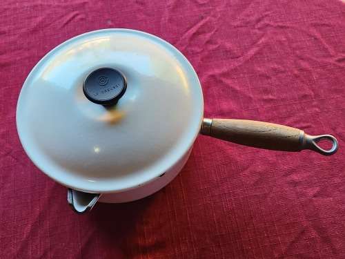 VINTAGE LE CREUSET MADE IN FRANCE ENAMELED CAST IRON LIDDED PAN HANDLED POT MARKED 20