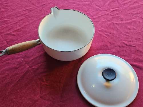 VINTAGE LE CREUSET MADE IN FRANCE ENAMELED CAST IRON LIDDED PAN HANDLED POT MARKED 20