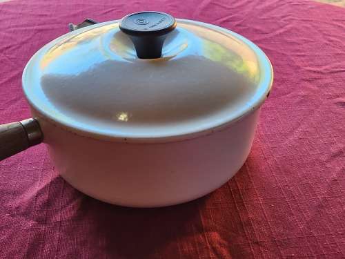 VINTAGE LE CREUSET MADE IN FRANCE ENAMELED CAST IRON LIDDED PAN HANDLED POT MARKED 20