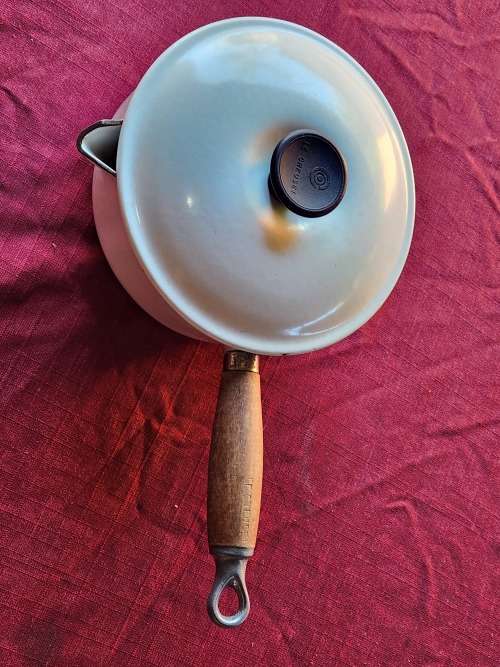 VINTAGE LE CREUSET MADE IN FRANCE ENAMELED CAST IRON LIDDED PAN HANDLED POT MARKED 18
