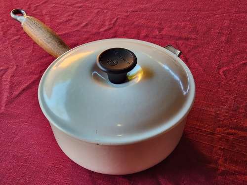 VINTAGE LE CREUSET MADE IN FRANCE ENAMELED CAST IRON LIDDED PAN HANDLED POT MARKED 18