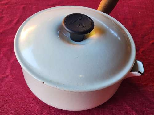 VINTAGE LE CREUSET MADE IN FRANCE ENAMELED CAST IRON LIDDED PAN HANDLED POT MARKED 18
