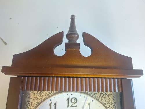 VINTAGE RHYTHM BATTERY STRIKE WALL CLOCK IN A WOODEN CASING WITH A PENDULUM, NOT TESTED