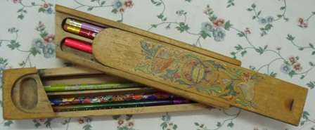 POTLOODKISSIE VAN HOUT- PENCIL CASE MADE OF WOOD.