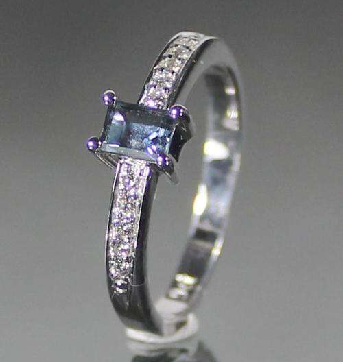 Stunning 9ct white gold saffire and diamond ring. Size 0. No reserve!!