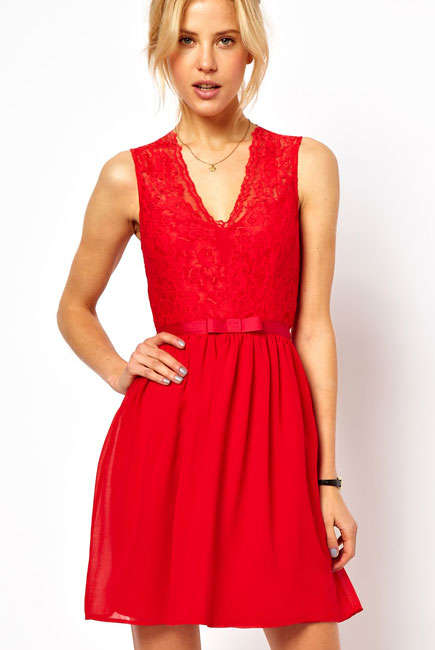 BRAND NEW - SEXY LADIES RED V-NECK LACE FLOWING DRESS