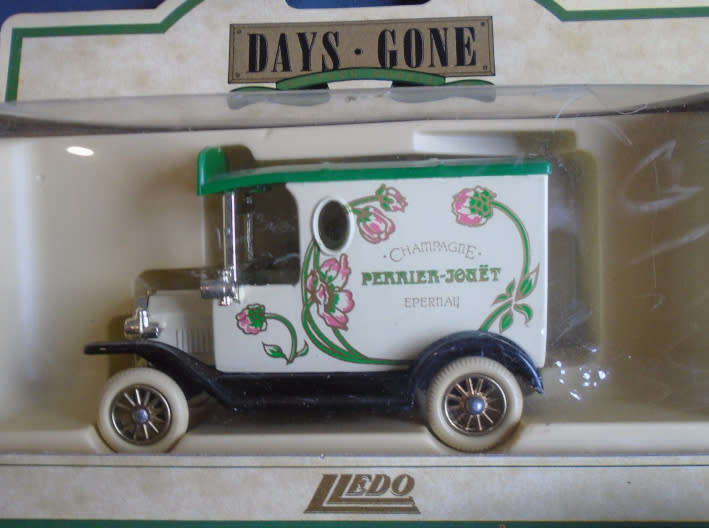 LLEDO - 1928 FORD MODEL T VAN - BOXED