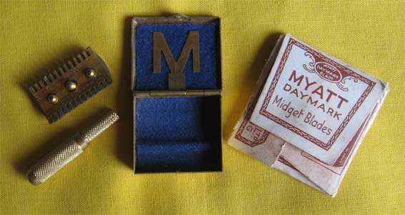 W.J. MYATT & CO. LTD, BIRMINGHAM, ENGLAND - MINIATURE LADIES RAZOR WITH BLADES