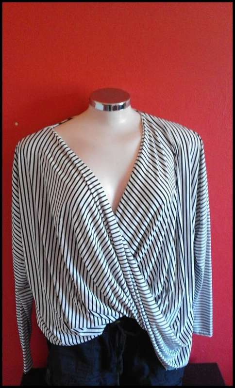 ***Ladies White and Black Crossover Top***